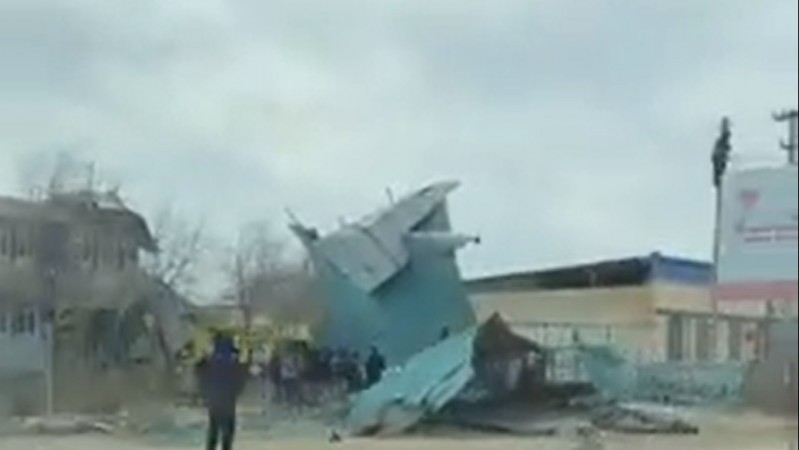 В Жанаозене и Тенге ветром сорвало крыши зданий