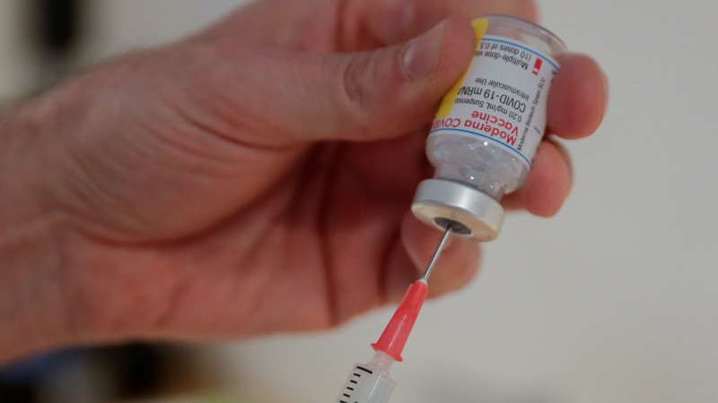 Врача уволили за кражу вакцины от COVID-19