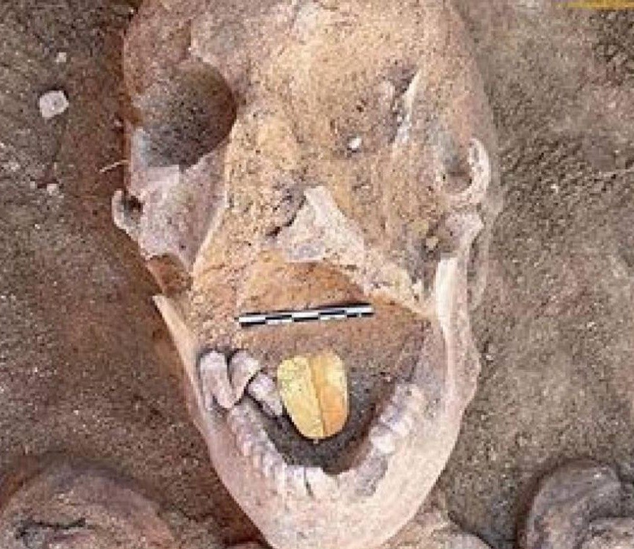 Мумию с золотым языком нашли в Египте