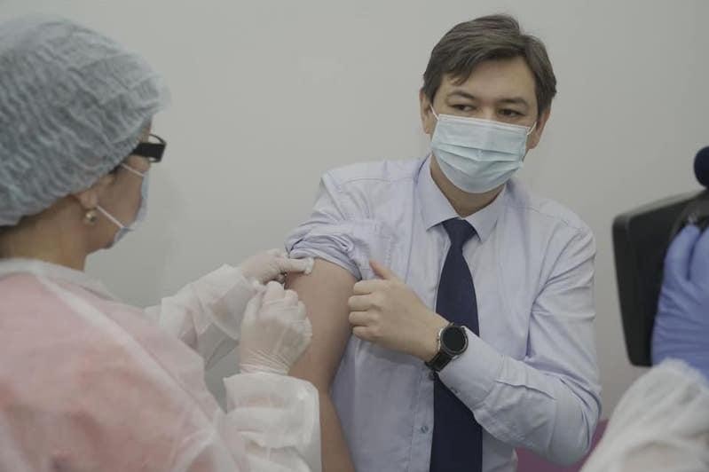 Вторую дозу вакцины от коронавируса получили вице-министры здравоохранения РК