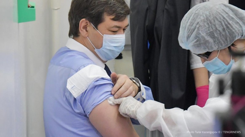 Главный санврач и вице-министр привились вакциной «Спутник V»