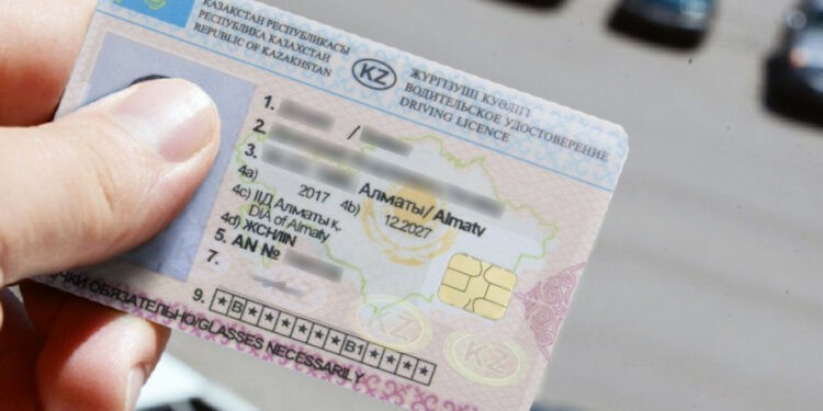 Теперь казахстанским водителям не нужно возить с собой водительские права и техпаспорт