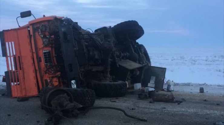 В ЗКО водитель легковушки погиб, врезавшись в военный грузовик   