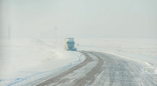 Трассы закрыты в 3 областях Казахстана из–за снега и метели