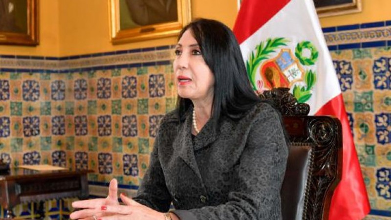 Вакцинировавшаяся вне очереди глава МИД Перу ушла в отставку
