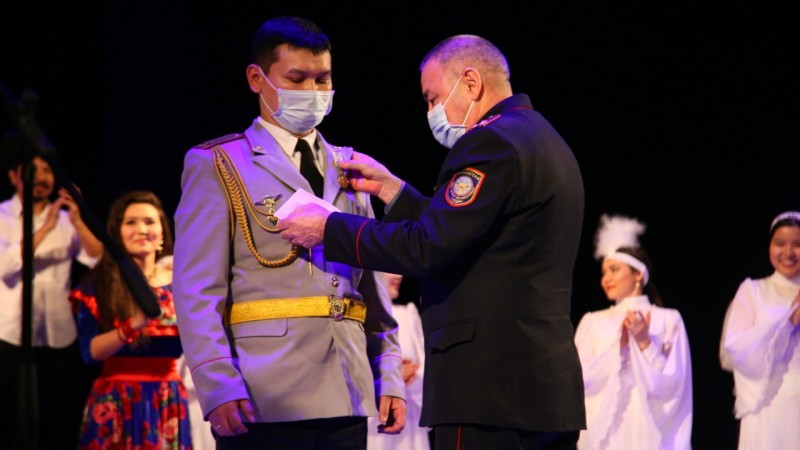 «Бегущего в метель» полицейского наградили медалью