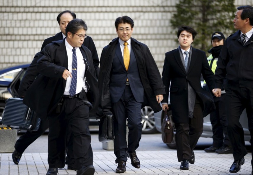 Госслужащих, которые уходили с работы на две минуты раньше, наказали в Японии