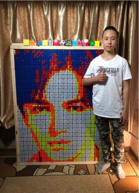 Юный казахстанец делает портреты людей из кубиков Рубика