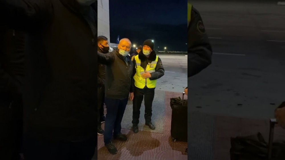 Застрявших в аэропорту Алматы казахстанцев сняли на видео   