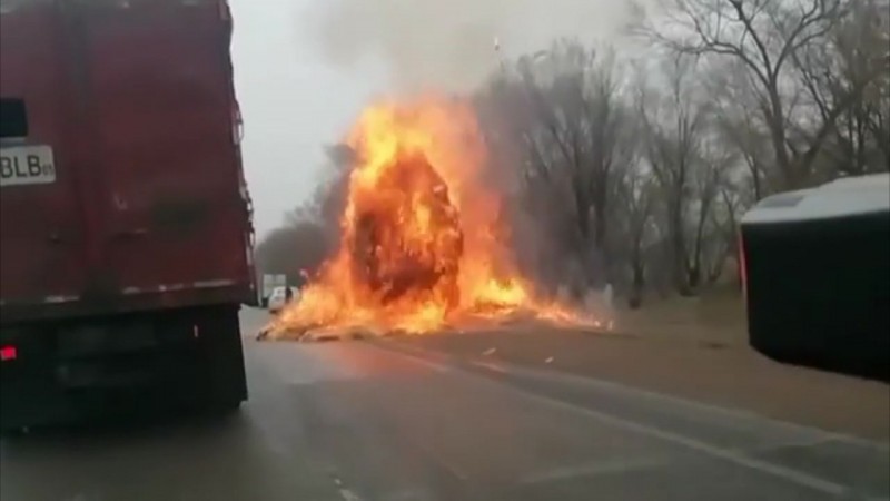 На трассе в Алматинской области сгорел грузовик   