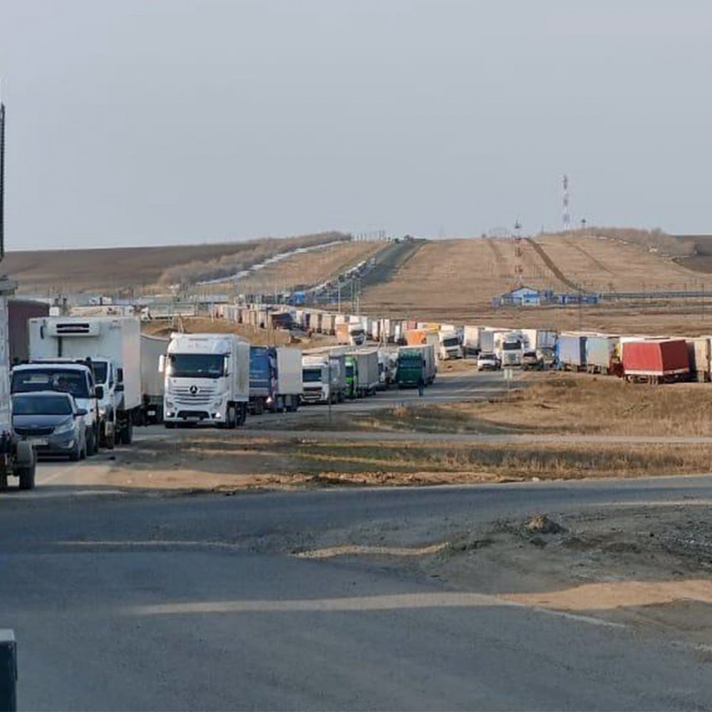 Сотни фур застряли на казахстанско-российской границе