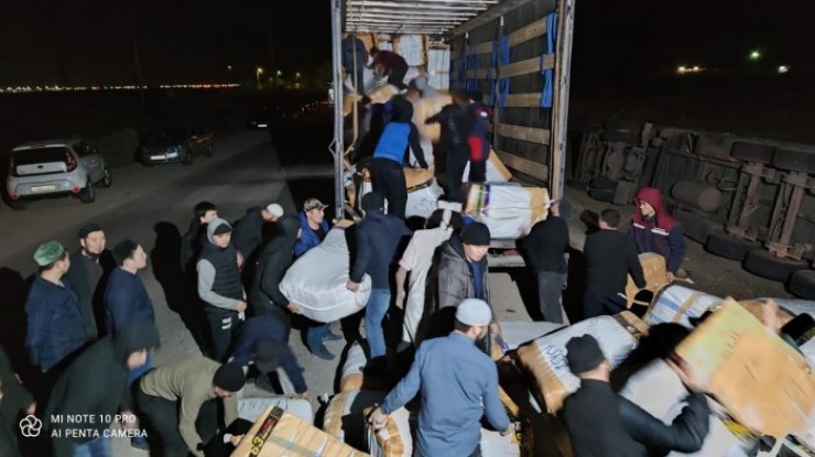 Жители Жанаозена пришли на помощь попавшим в беду турецким дальнобойщикам   