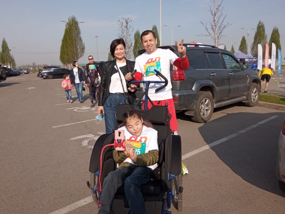 Карасайцы Асан и Инкар пробежали в Алматы марафоне