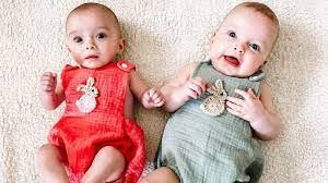 Женщина родила близнецов с разницей в три недели в Великобритании   