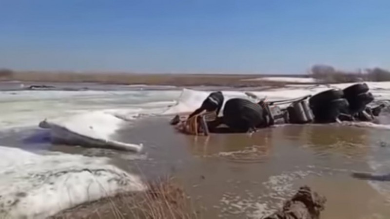 Грузовик утонул в грязевой яме в Акмолинской области: водитель погиб  Грузовик утонул в грязевой яме в