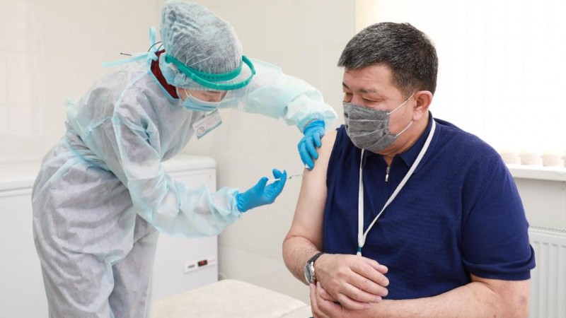 Аким Атырауской области вакцинировался от коронавируса   