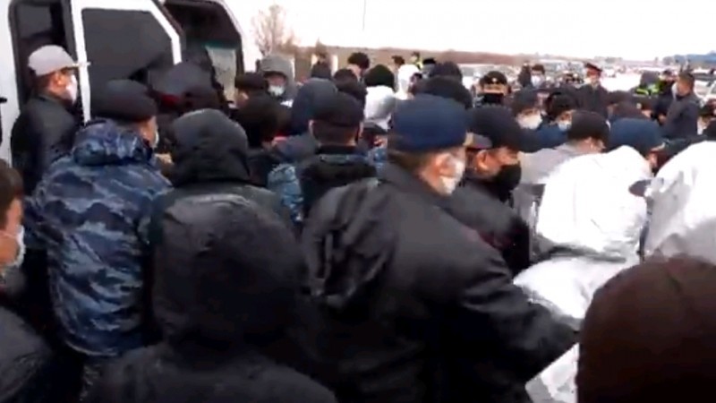 Задержание бизнесмена спровоцировало протест жителей в Шымкенте