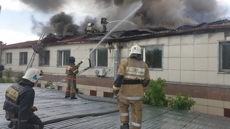Пожар в Нур-Султане: горит здание рядом со школой   