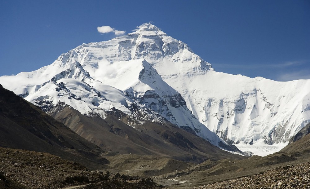 Вершину Эвереста хотят разделить из-за ситуации с COVID-19