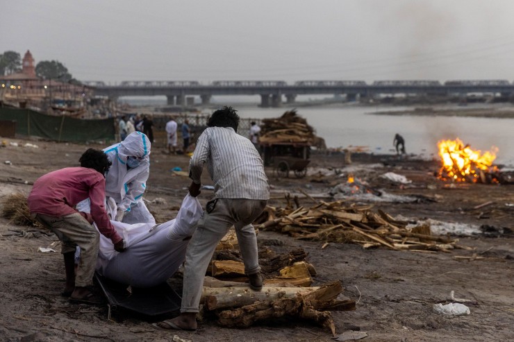 Власти Индии борются с нелегальным сбросом тел в реку Ганг   