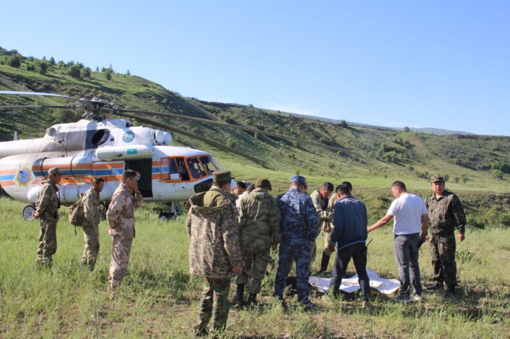 МЧС Узбекистана помогает в поисках туристов в горах Туркестанской области   