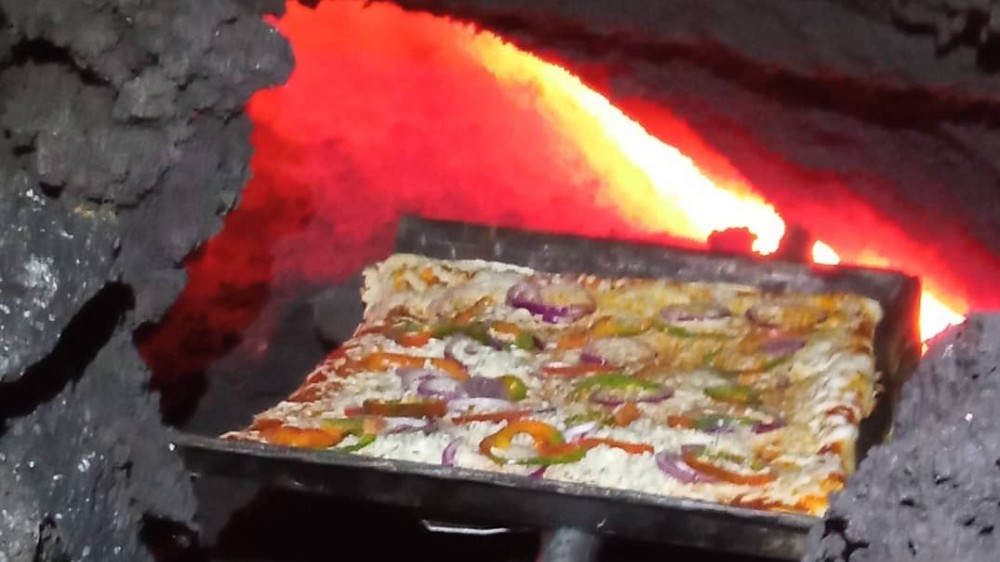Пицца на вулкане. Бесстрашный шеф-повар прославился в Сети