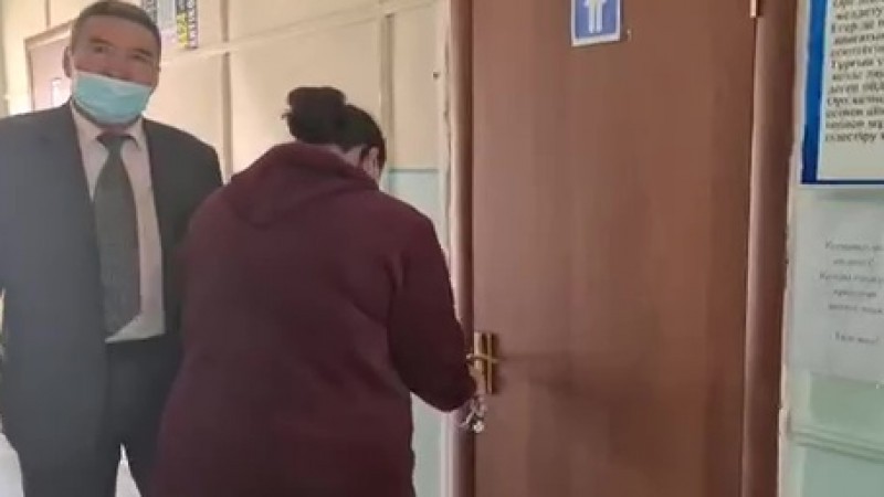 Запертые школьные туалеты в Алматинской области объяснили в акимате