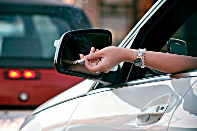 Участковые будут штрафовать казахстанцев за курение в авто с детьми   