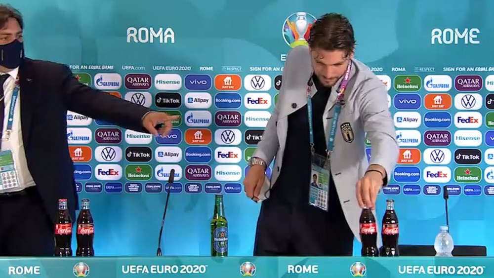 УЕФА изменил правила пресс-конференций после инцидента с Роналду   
