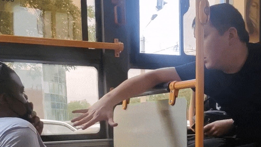 Алматинцев возмутило видео с приставанием к темнокожему иностранцу в автобусе   