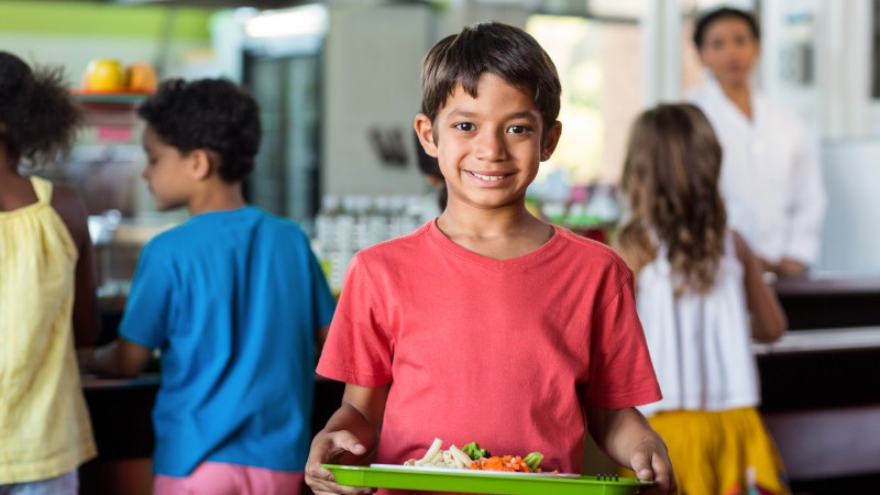 Ученые обнаружили связь между бесплатным обедом в школе и зарплатой в будущем   