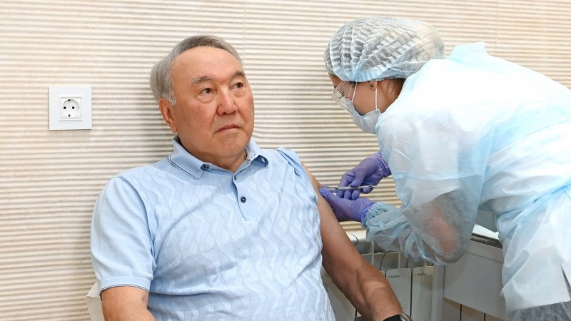 Назарбаев получил прививку от коронавируса   