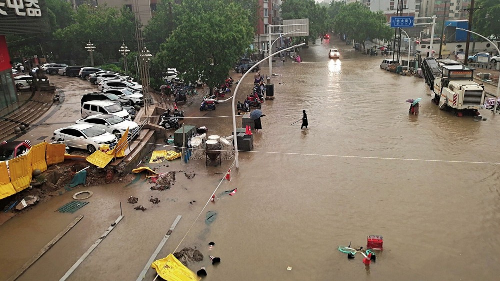 Число жертв наводнения в Китае выросло