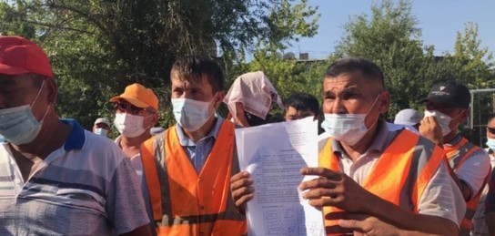 Сотни железнодорожников Шымкента вышли на акцию протеста, требуя повышения зарплаты