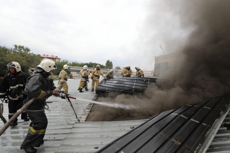 Сложный пожар пришлось тушить при помощи автопоезда в Алматы   