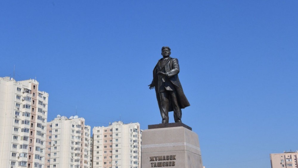 Памятник Жумабеку Ташенову открыли в Нур-Султане   