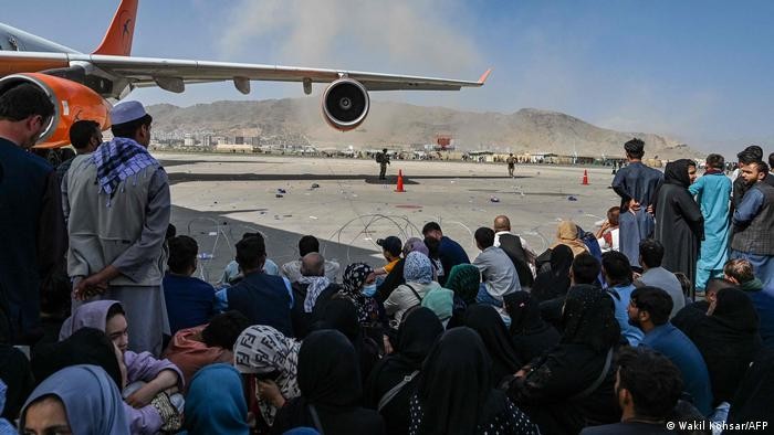 Тысячи афганцев пытаются улететь из страны