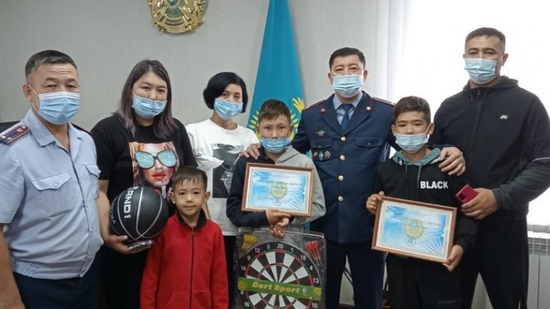 10-летних мальчиков наградили за поиск девочки в Усть-Каменогорске