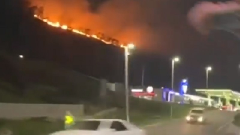 Пожар на горном склоне создал серьезную угрозу в Алматы: огонь спускался к АЗС   