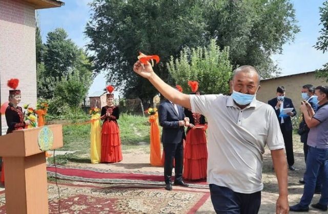 Предприниматель из Алматинской области подарил односельчанам 10 домов