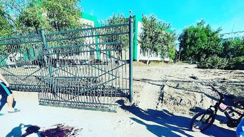       В Темиртау мальчика придавило забором: его состояние ухудшилось   