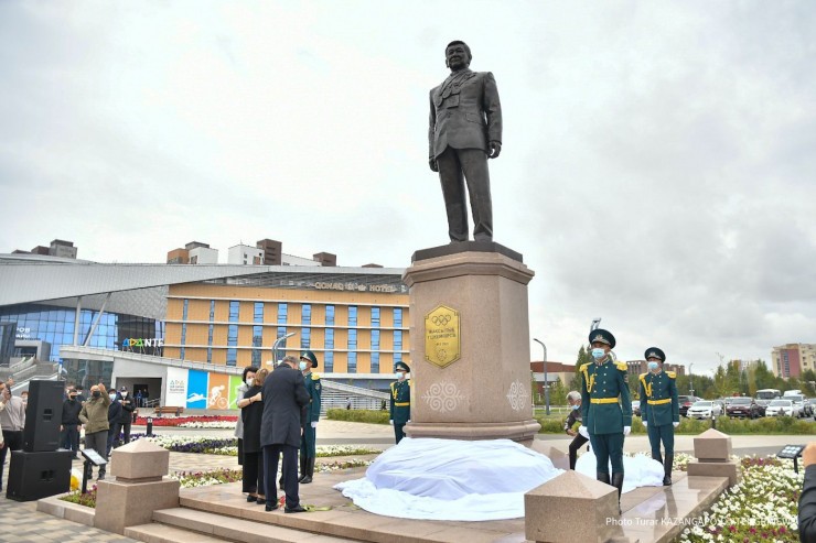 В Нур-Султане открыли памятник Жаксылыку Ушкемпирову   