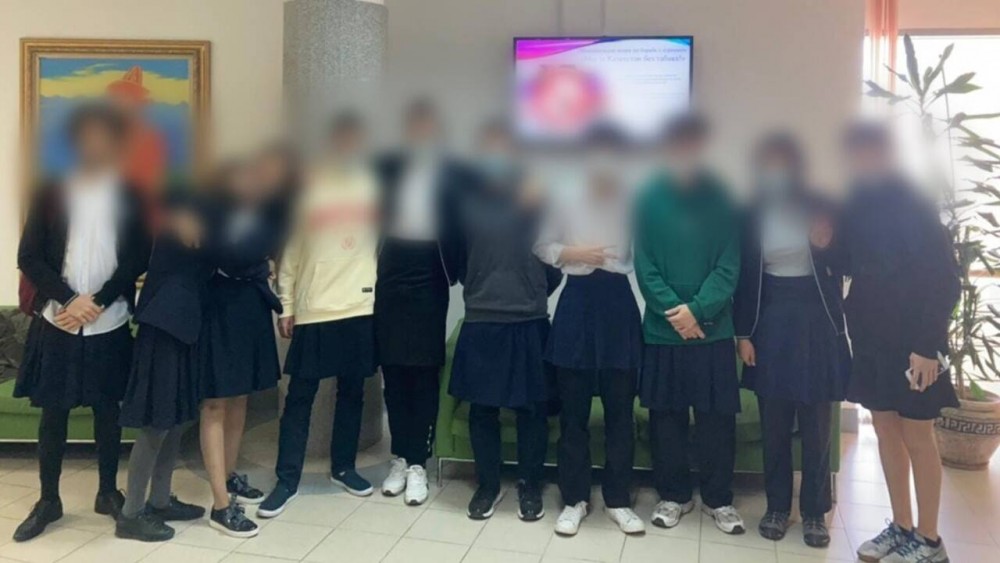 «У одежды нет гендера». Ученики НИШ после суицида восьмиклассника пришли в школу в юбках   