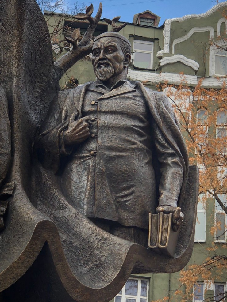 Памятник Абаю Кунанбаеву появился в Харькове   