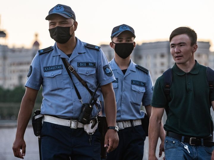 В Алматы начались рейды по выявлению невакцинированных работников