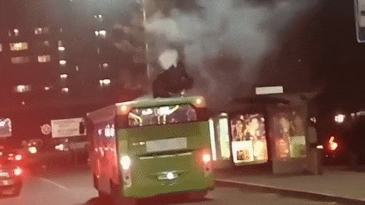 Неизвестные взрывали петарды на крыше движущегося автобуса