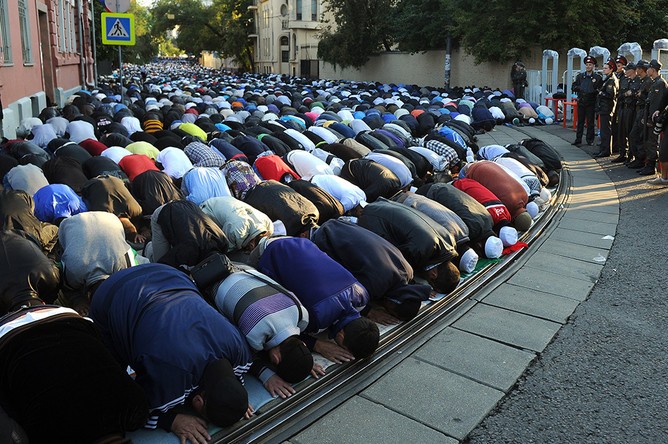 О религиозных мероприятиях за пределами мечетей и церквей нужно будет уведомлять