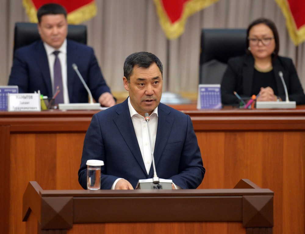 Қырғызстан Президенті депутаттардың жалақысын қысқартты