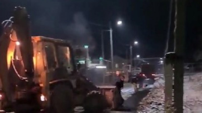 Укладка асфальта на снег в Талгаре попала на видео   