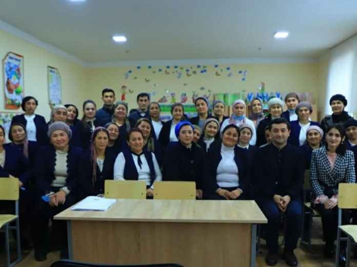 В Узбекистане министр приехал к учителям, которых заставили извиняться перед родителями
